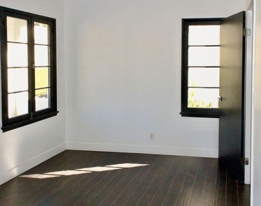 8216 Willoughby Avenue - Photo Thumbnail 7