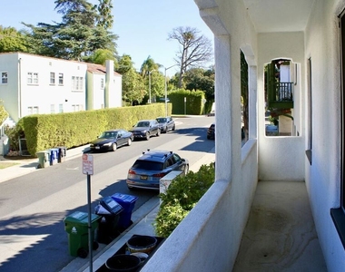 8216 Willoughby Avenue - Photo Thumbnail 10
