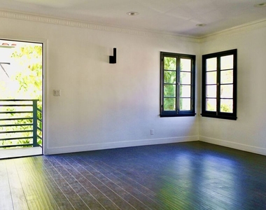 8216 Willoughby Avenue - Photo Thumbnail 2