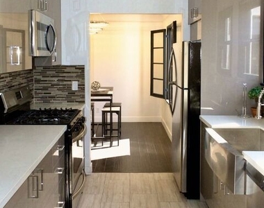 8216 Willoughby Avenue - Photo Thumbnail 6