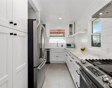 8472 Oakwood Avenue - Photo Thumbnail 8