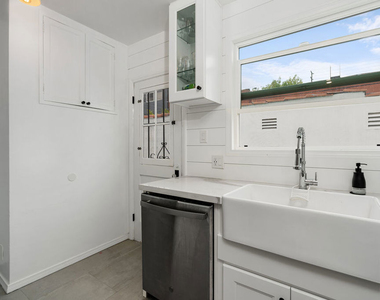 8472 Oakwood Avenue - Photo Thumbnail 10