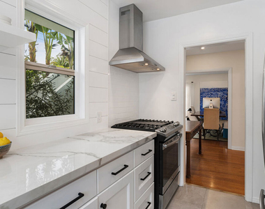 8472 Oakwood Avenue - Photo Thumbnail 9