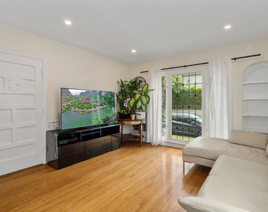 8472 Oakwood Avenue - Photo Thumbnail 3