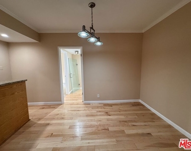 8550 Holloway Drive - Photo Thumbnail 5