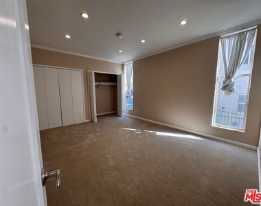 8550 Holloway Drive - Photo Thumbnail 9