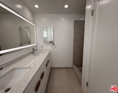 8550 Holloway Drive - Photo Thumbnail 11