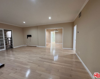 8550 Holloway Drive - Photo Thumbnail 3