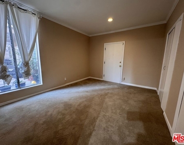 8550 Holloway Drive - Photo Thumbnail 17