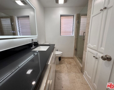 8550 Holloway Drive - Photo Thumbnail 16