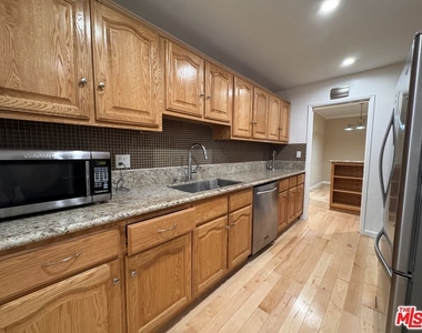 8550 Holloway Drive - Photo Thumbnail 7