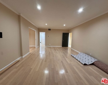 8550 Holloway Drive - Photo Thumbnail 4