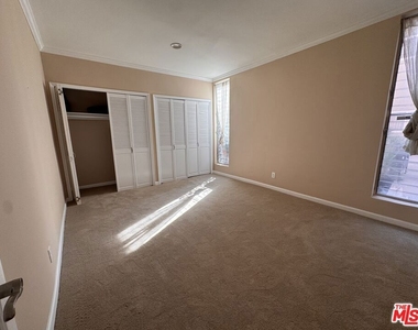 8550 Holloway Drive - Photo Thumbnail 15