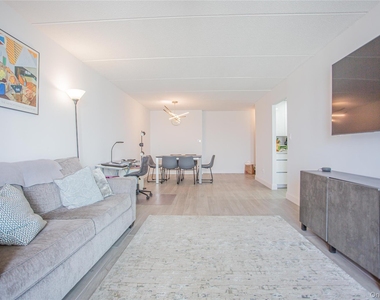 230 W Broadway - Photo Thumbnail 7