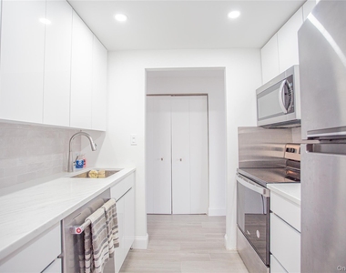 230 W Broadway - Photo Thumbnail 12