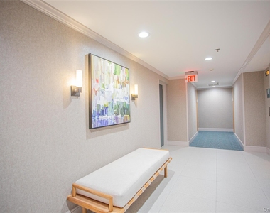 230 W Broadway - Photo Thumbnail 4