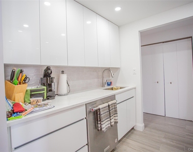 230 W Broadway - Photo Thumbnail 13