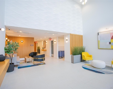 230 W Broadway - Photo Thumbnail 2