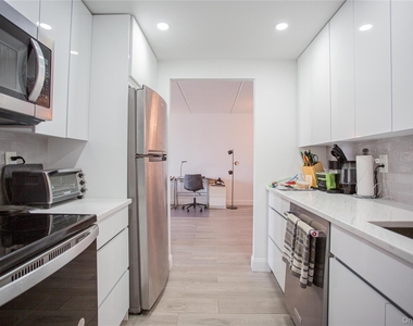 230 W Broadway - Photo Thumbnail 14