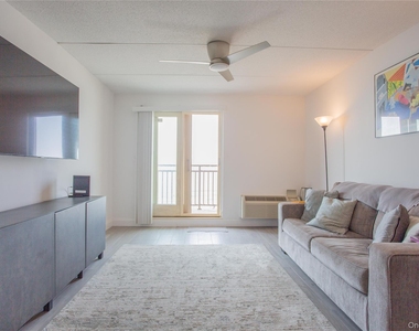 230 W Broadway - Photo Thumbnail 5