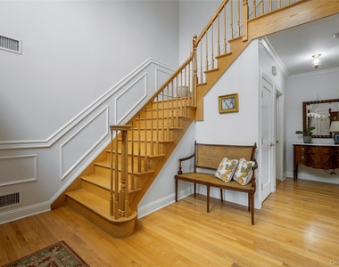 525 Carroll Avenue - Photo Thumbnail 2