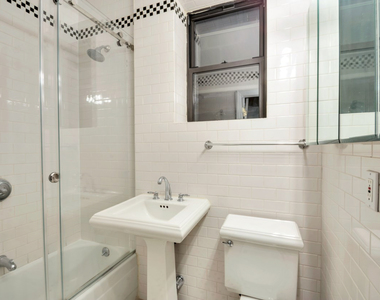 E 74th st & York Avenue - Photo Thumbnail 4