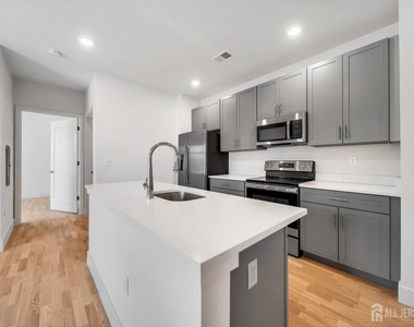 1037 Amboy Avenue - Photo Thumbnail 1