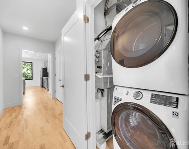 1037 Amboy Avenue - Photo Thumbnail 4