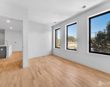1037 Amboy Avenue - Photo Thumbnail 2