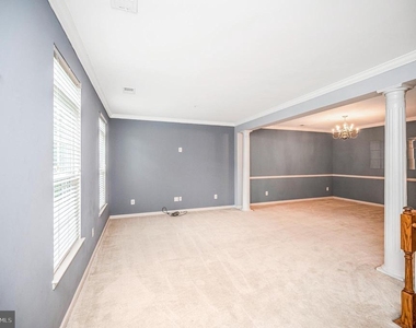 2515 Eastbourne Drive - Photo Thumbnail 2