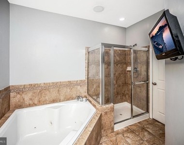 2515 Eastbourne Drive - Photo Thumbnail 24