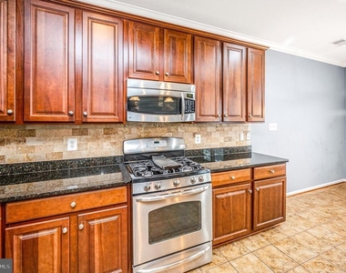 2515 Eastbourne Drive - Photo Thumbnail 8