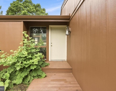 8811 Burbank Road - Photo Thumbnail 4