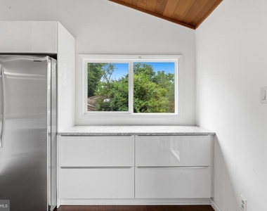8811 Burbank Road - Photo Thumbnail 14