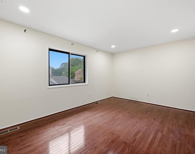 8811 Burbank Road - Photo Thumbnail 30