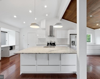 8811 Burbank Road - Photo Thumbnail 8