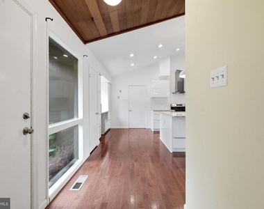 8811 Burbank Road - Photo Thumbnail 6