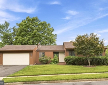 8811 Burbank Road - Photo Thumbnail 3