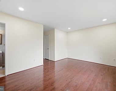 8811 Burbank Road - Photo Thumbnail 31