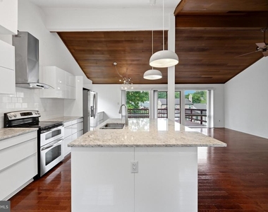 8811 Burbank Road - Photo Thumbnail 10