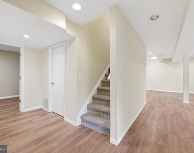 8811 Burbank Road - Photo Thumbnail 33