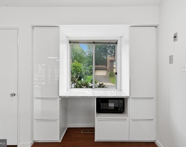 8811 Burbank Road - Photo Thumbnail 12