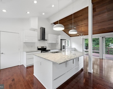 8811 Burbank Road - Photo Thumbnail 7