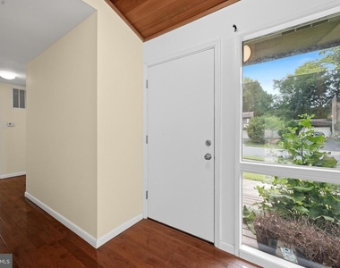 8811 Burbank Road - Photo Thumbnail 5