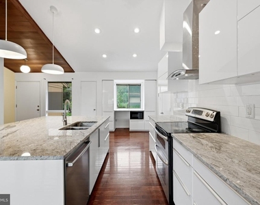 8811 Burbank Road - Photo Thumbnail 11