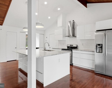 8811 Burbank Road - Photo Thumbnail 9