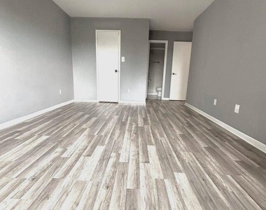 3101 S Manchester Street - Photo Thumbnail 11