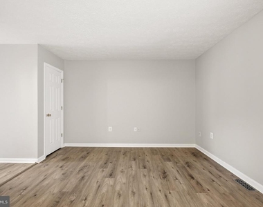 219 Surrey Club Lane - Photo Thumbnail 5