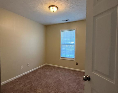 696 Fairfield Circle - Photo Thumbnail 9