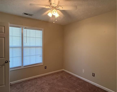 696 Fairfield Circle - Photo Thumbnail 8